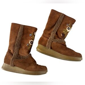 Report Nanuk Suede Floral Embroidered Faux Fur Lined Boots Womens 6.5